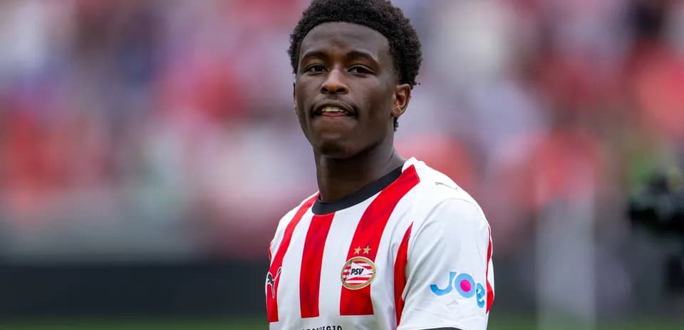 Jugador de PSV con camiseta de rayas rojas y blancas