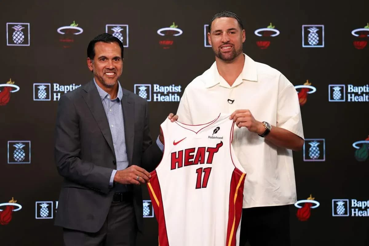 Entrenador y jugador presentan camiseta del Miami Heat