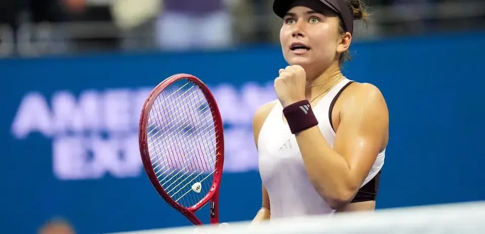 Jugadora de tenis celebrando en la cancha