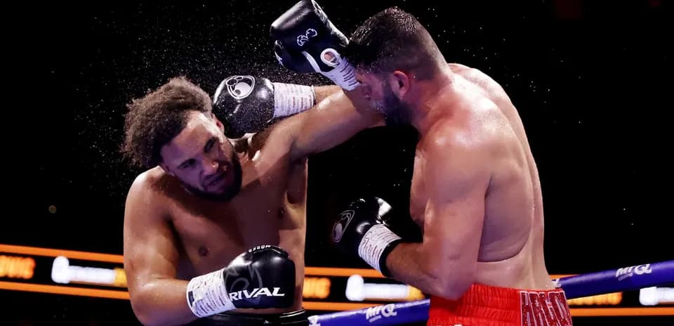 Boxeadores intercambiando golpes en el ring
