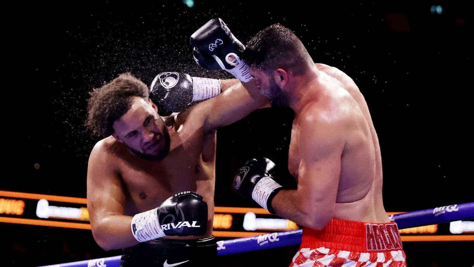 Boxeadores intercambiando golpes en el ring