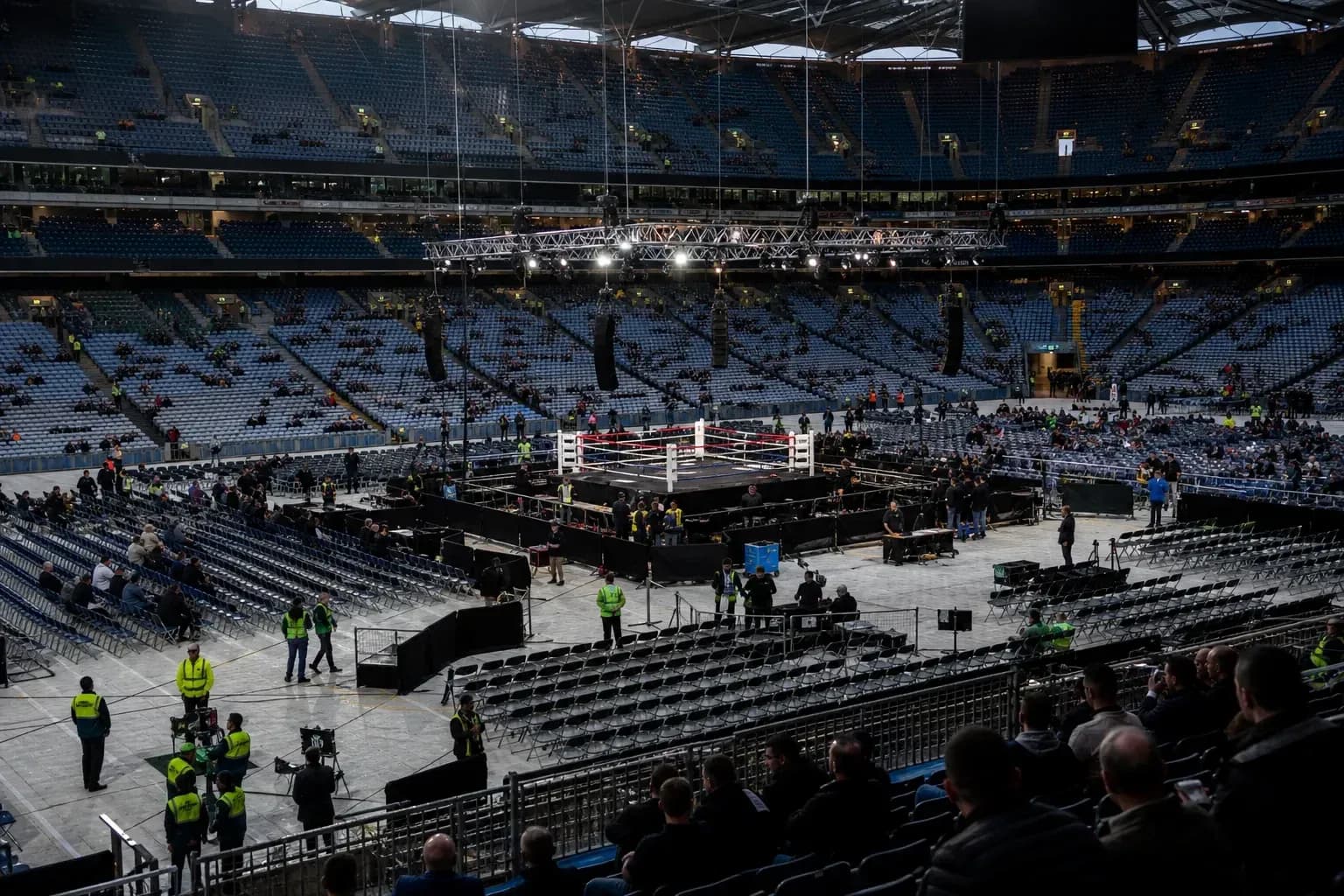 Ring de boxeo en estadio con espectadores asistentes
