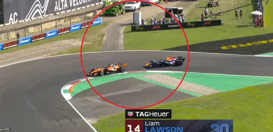 Liam Lawson y otro coche en curva durante carrera