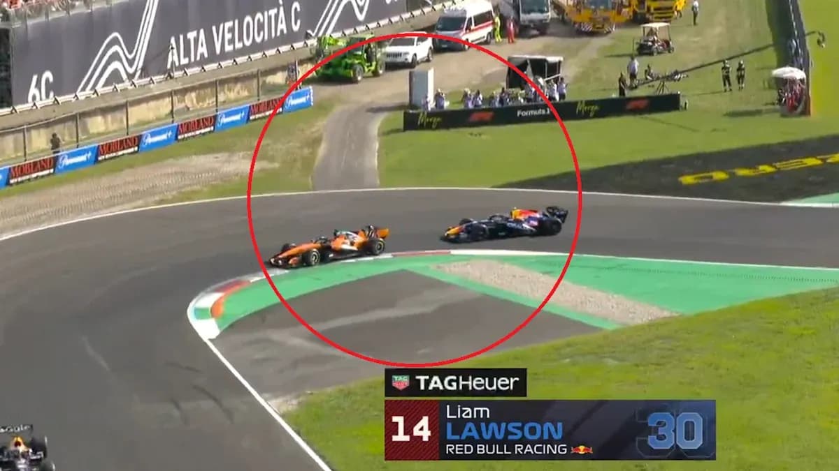 Liam Lawson y otro coche en curva durante carrera