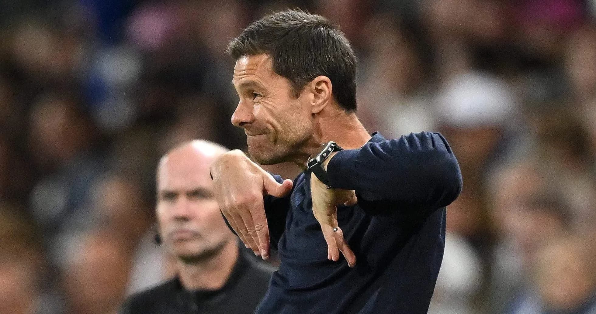 Entrenador gesticulando durante el partido en el banquillo