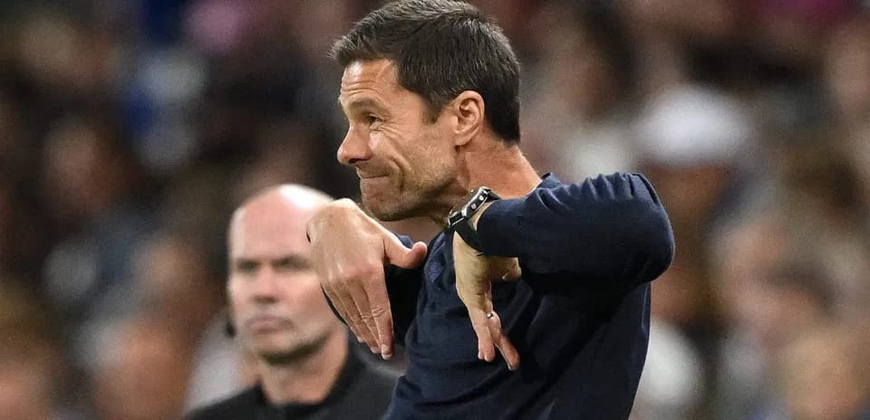 Entrenador gesticulando durante el partido en el banquillo