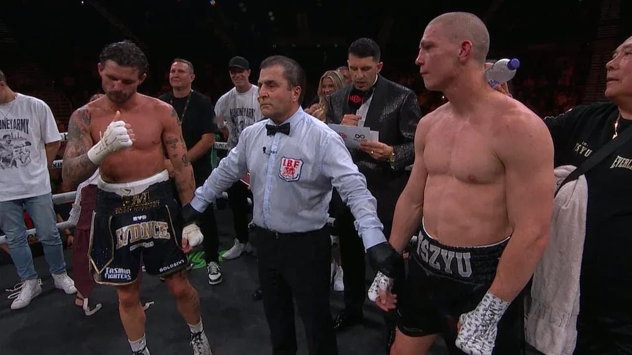 Boxeadores y árbitro en el ring después de la pelea