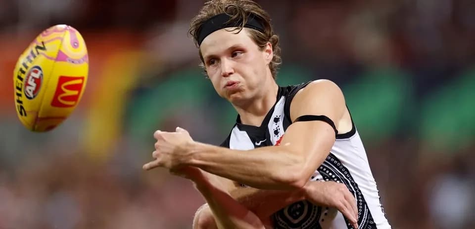 Jugador lanzando el balón durante un partido de AFL