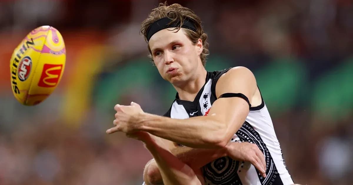 Jugador lanzando el balón durante un partido de AFL