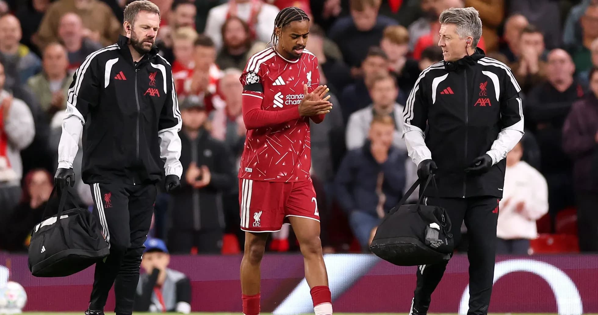 Jugador de Liverpool saliendo con personal médico