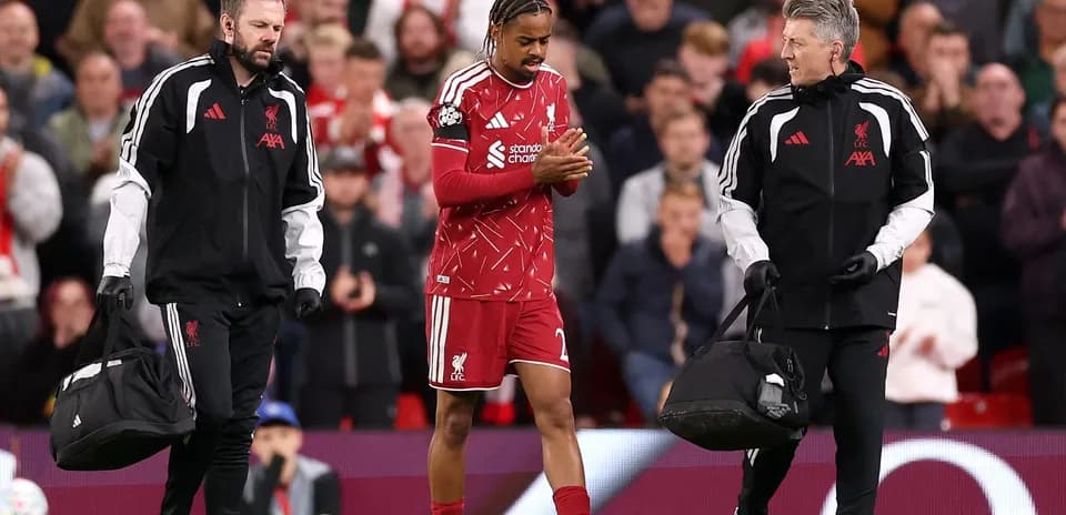 Jugador de Liverpool saliendo con personal médico
