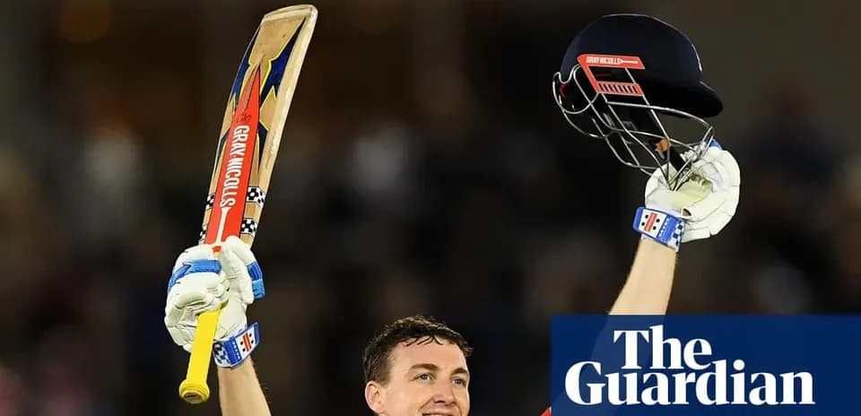 Jugador de cricket levantando su bate y casco