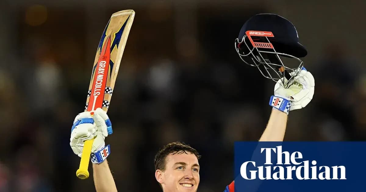 Jugador de cricket levantando su bate y casco