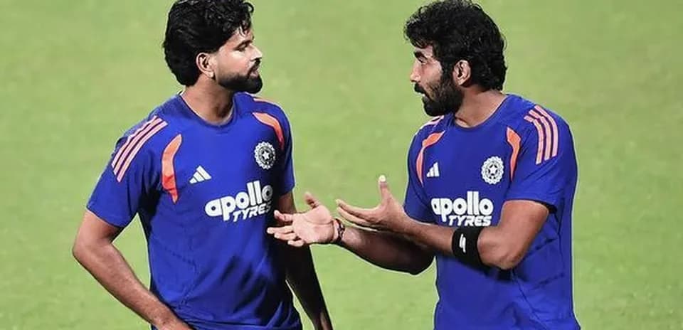 Jugadores conversando durante entrenamiento de cricket