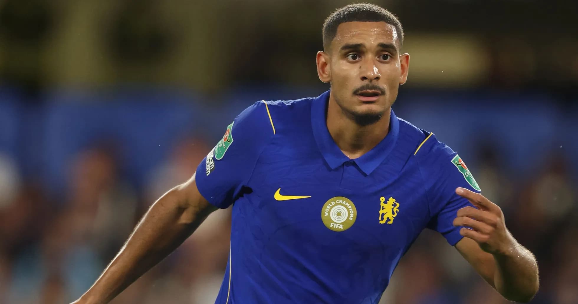 Jugador de Chelsea señalando durante un partido