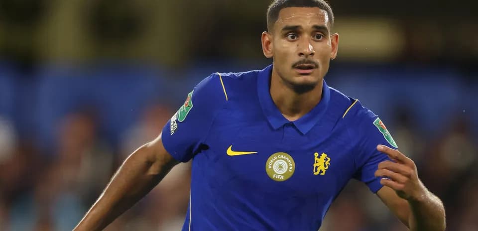Jugador de Chelsea señalando durante un partido