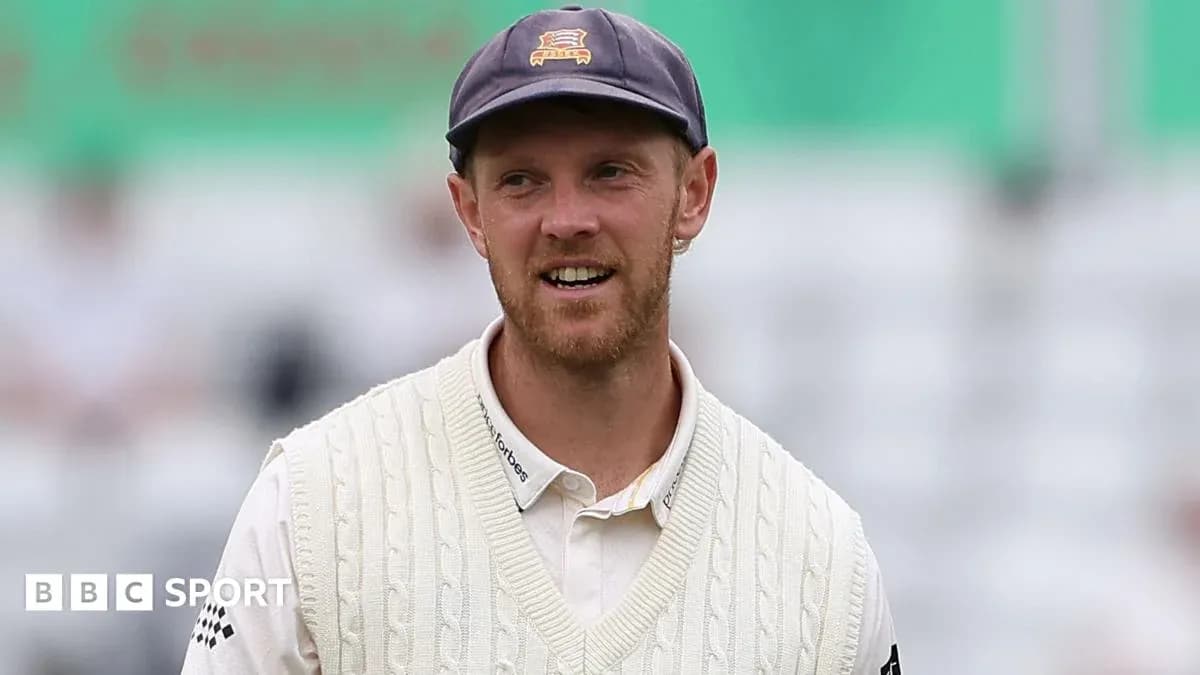 Jugador de cricket con jersey blanco sonriendo