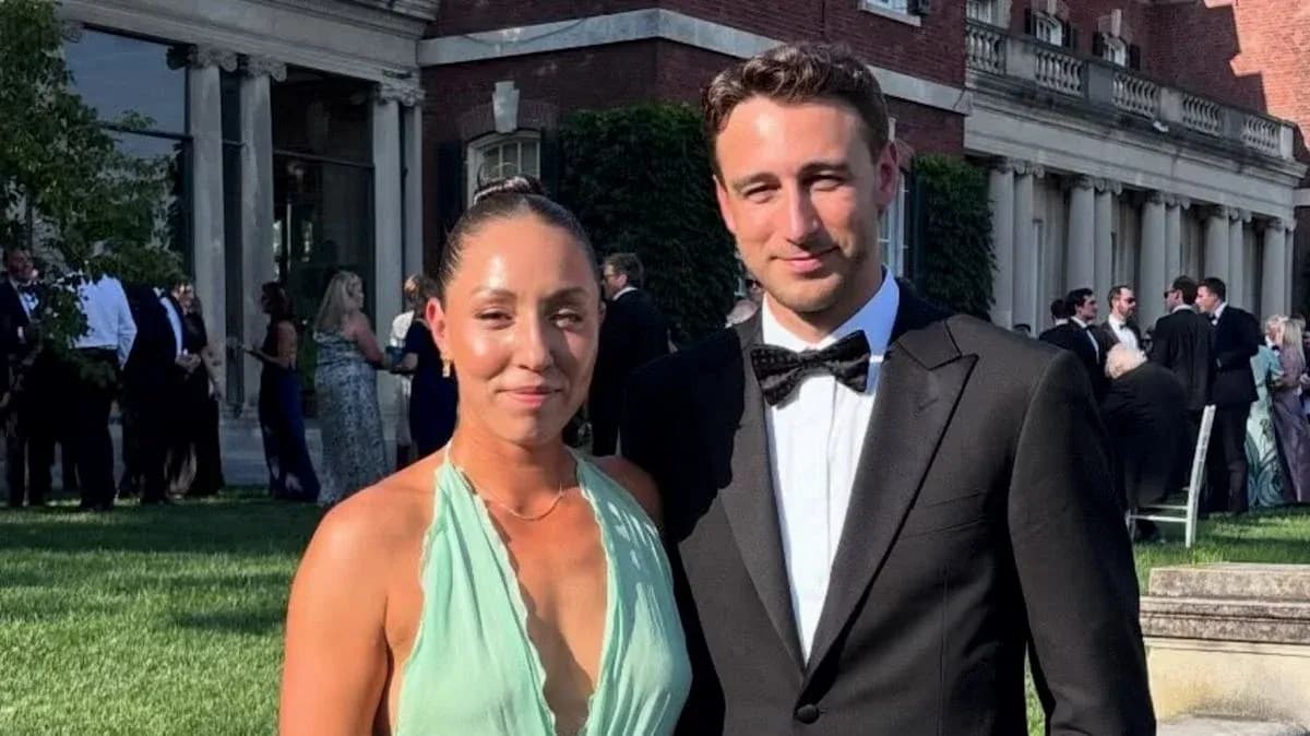 Pareja posando en evento al aire libre elegante