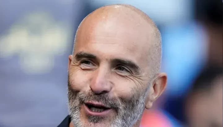 Hombre sonriendo en un evento deportivo