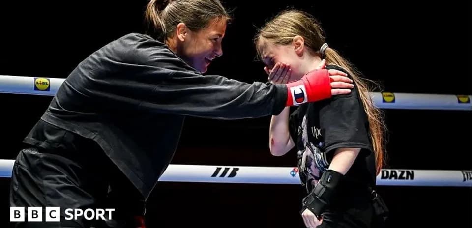 Boxeadora entrenando con una joven en el ring