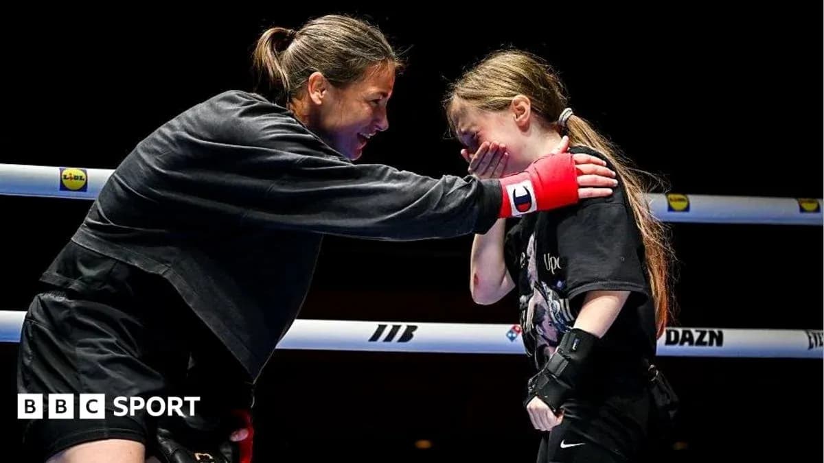 Boxeadora entrenando con una joven en el ring
