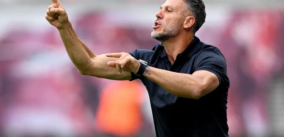 Entrenador dando instrucciones durante un partido