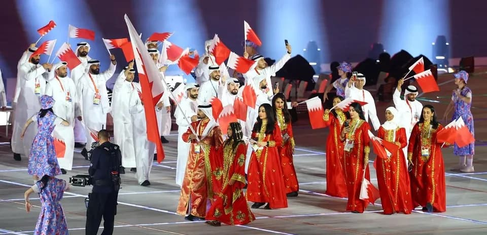 Delegación de Baréin desfilando con banderas en evento