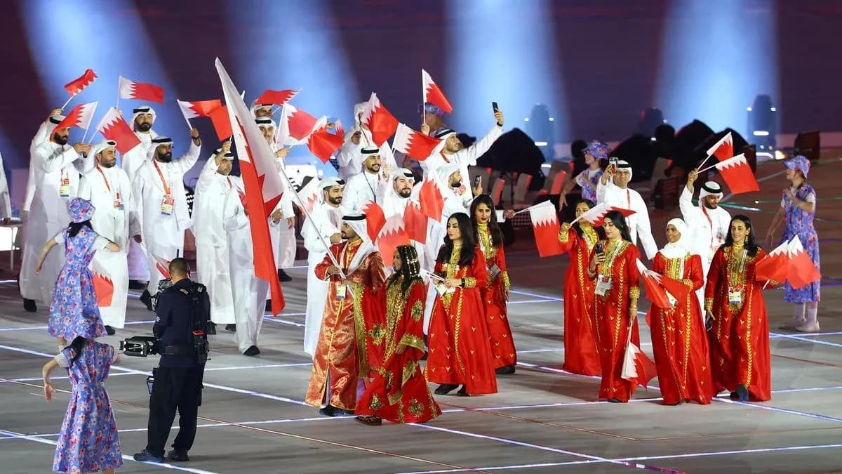 Delegación de Baréin desfilando con banderas en evento