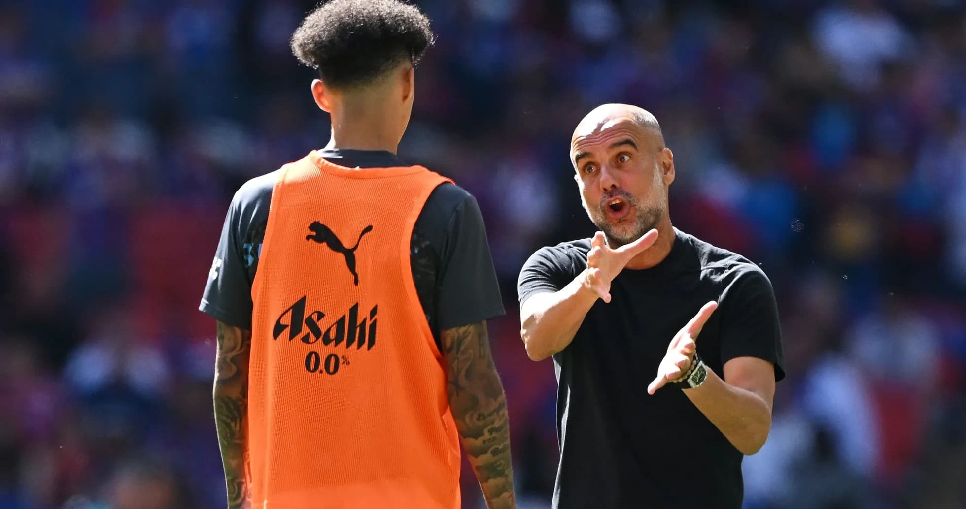 Entrenador dando instrucciones a jugador durante calentamiento