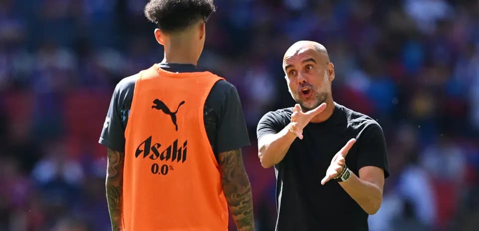 Entrenador dando instrucciones a jugador durante calentamiento