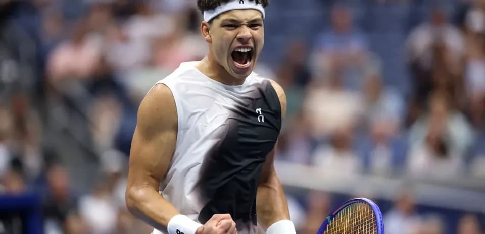Jugador de tenis celebrando en el torneo