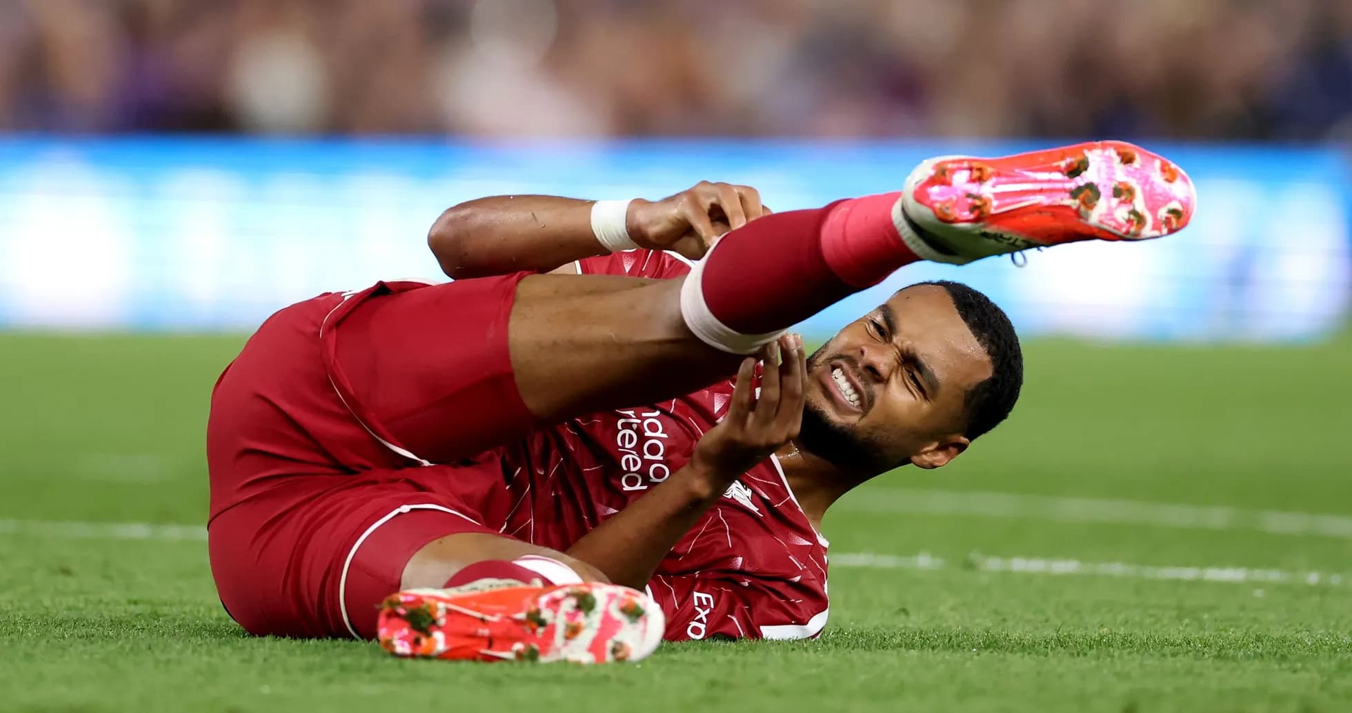 Jugador de Liverpool en el suelo con lesión