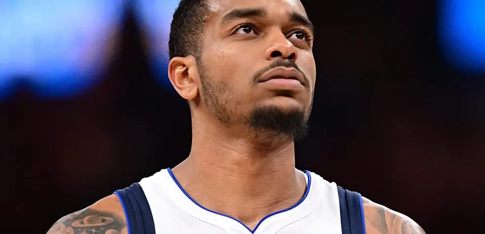 Jugador de Dallas Mavericks en la cancha
