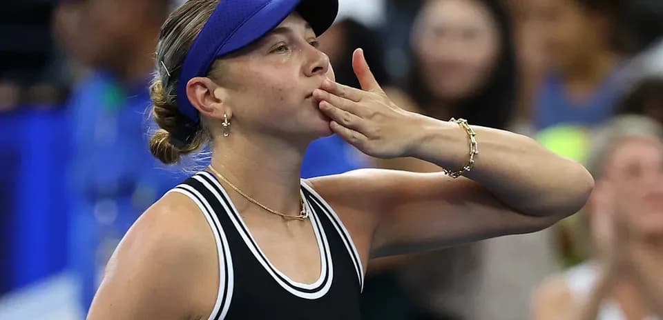 Jugadora de tenis saludando al público después del partido