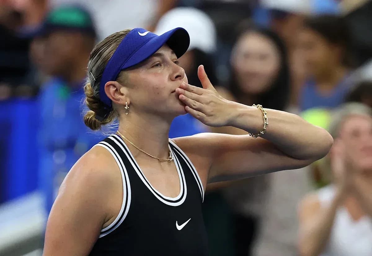 Jugadora de tenis saludando al público después del partido