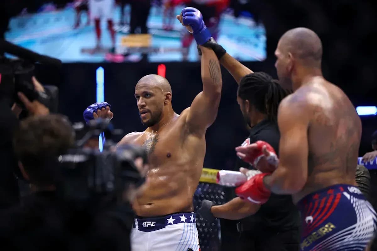 Luchador levantando la mano tras la victoria en combate