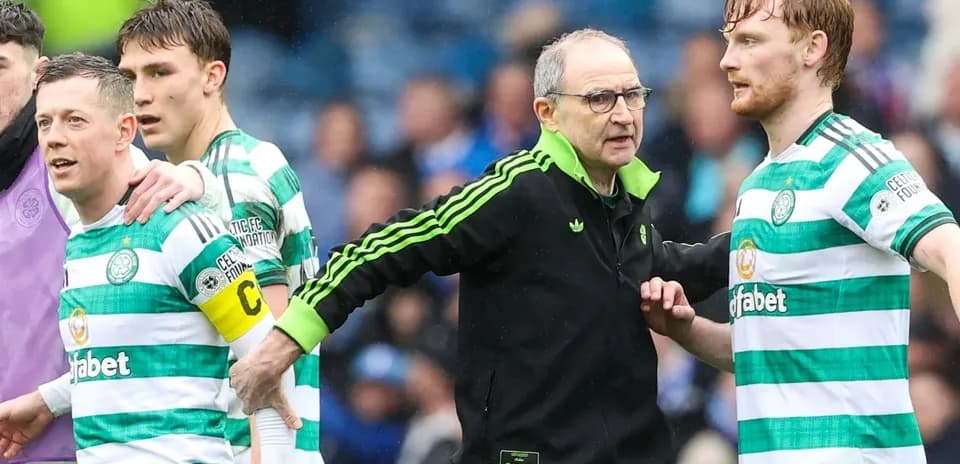 Jugadores de Celtic y entrenador en la cancha