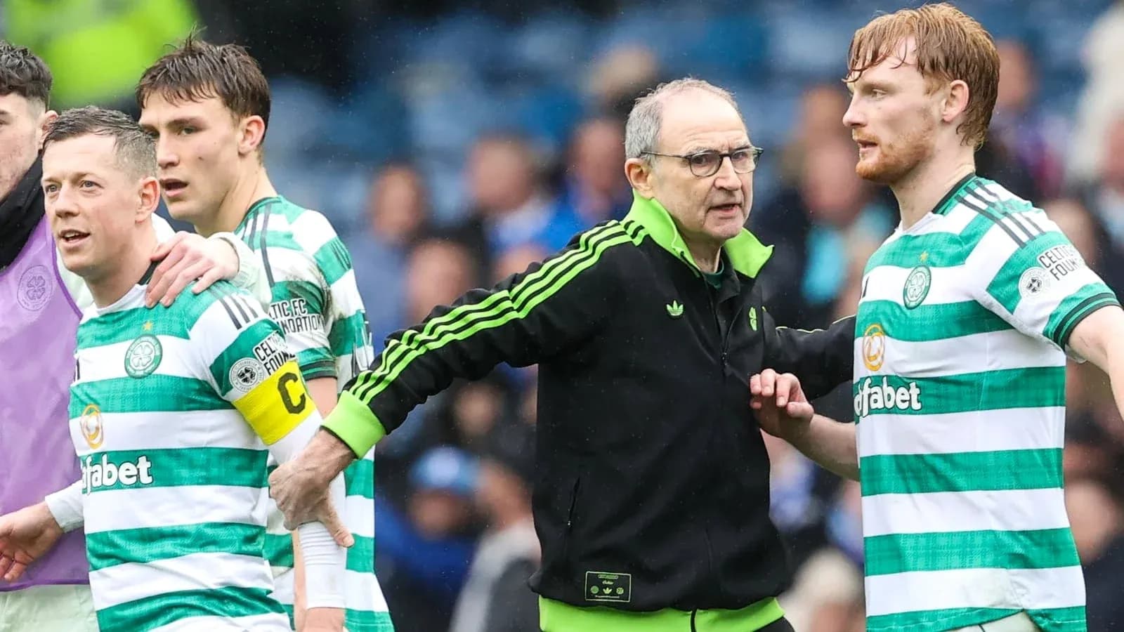Jugadores de Celtic y entrenador en la cancha