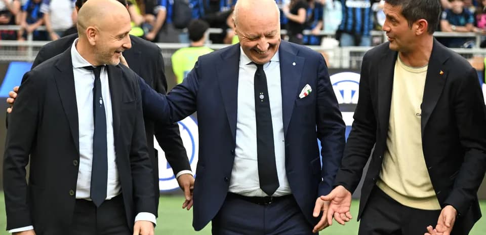 Tres entrenadores interactuando en el campo de juego