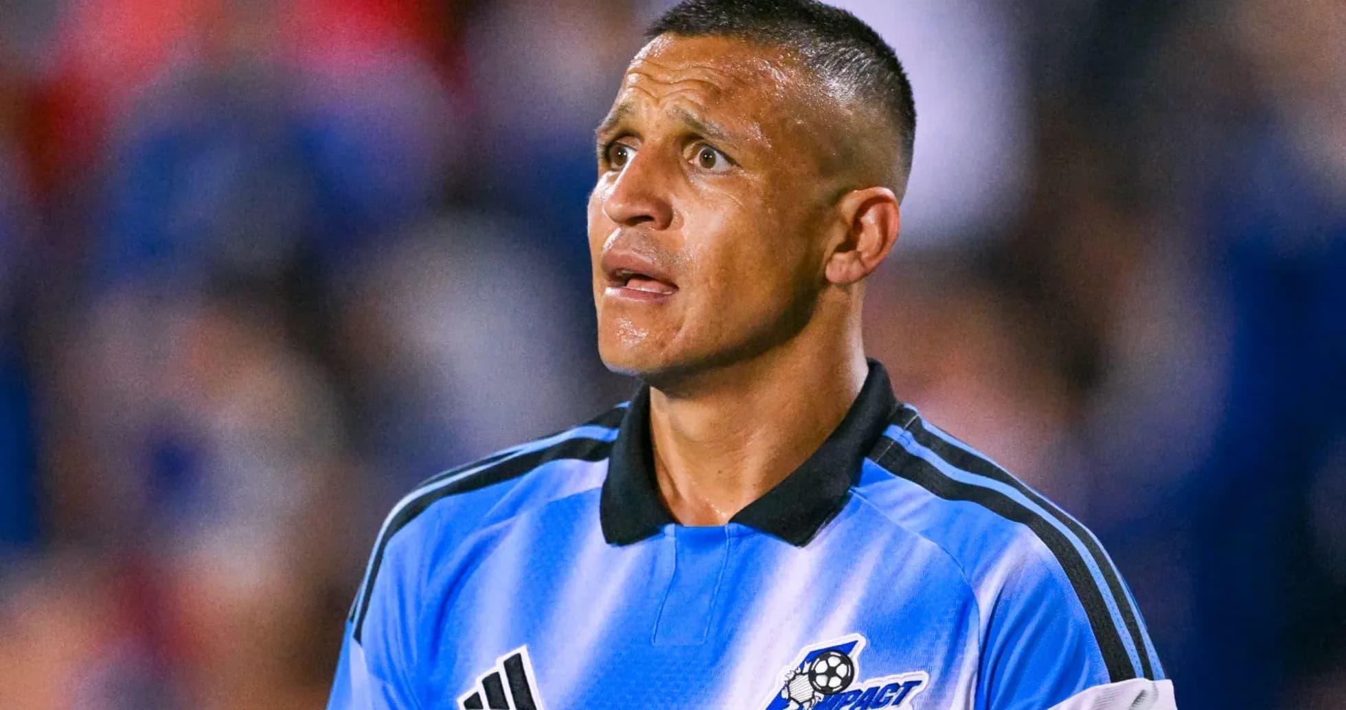 Jugador de fútbol con camiseta del Impact de Montreal