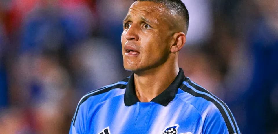 Jugador de fútbol con camiseta del Impact de Montreal