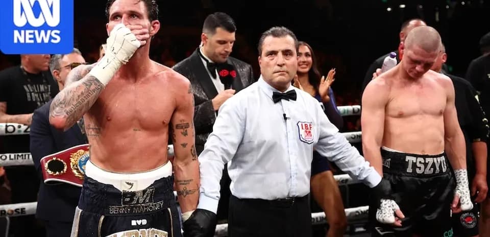 Boxeadores en el ring tras el combate