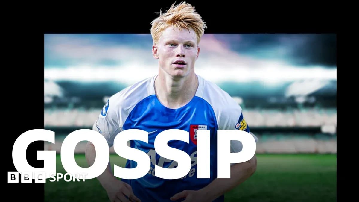 Jugador de fútbol en acción con camiseta azul y blanca