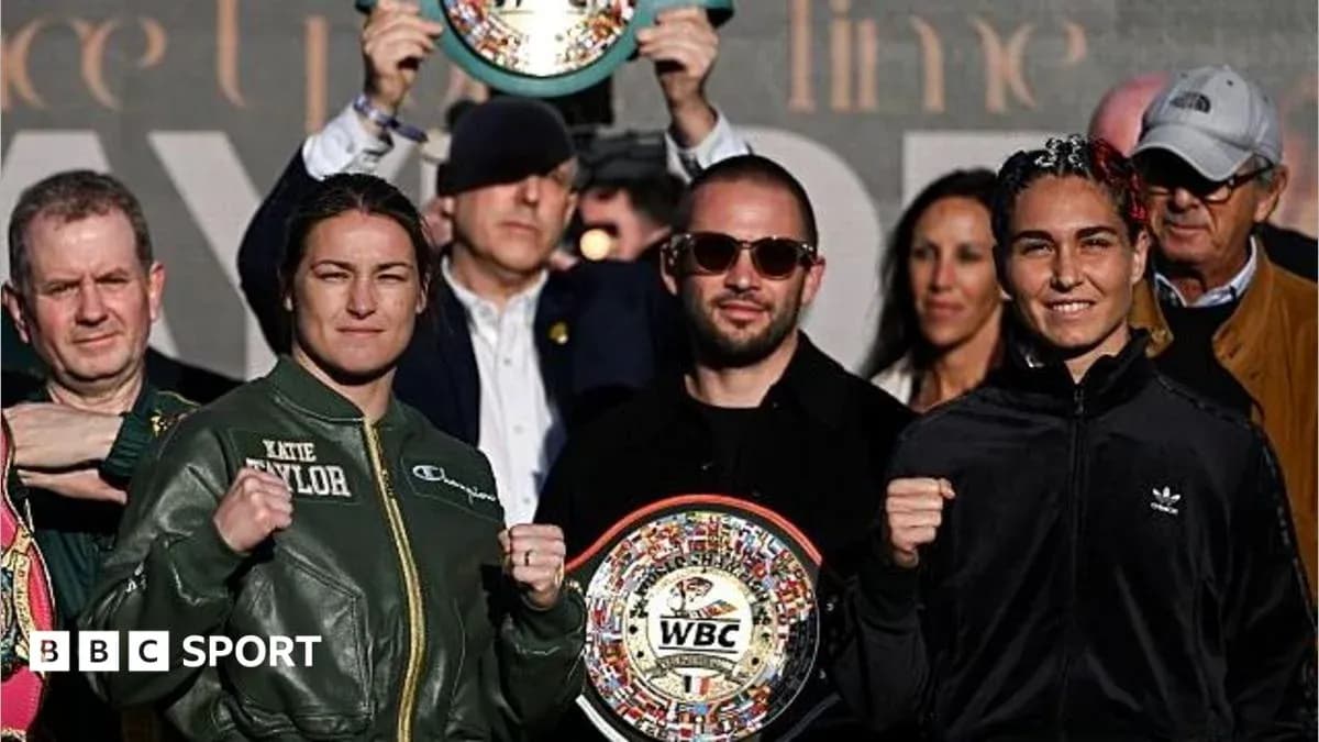 Katie Taylor y rival posando con cinturones WBC