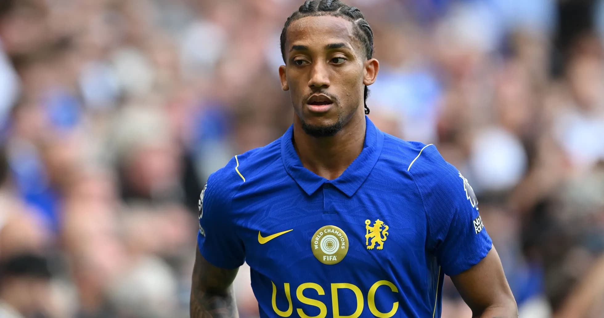 Jugador de Chelsea en el campo durante el partido