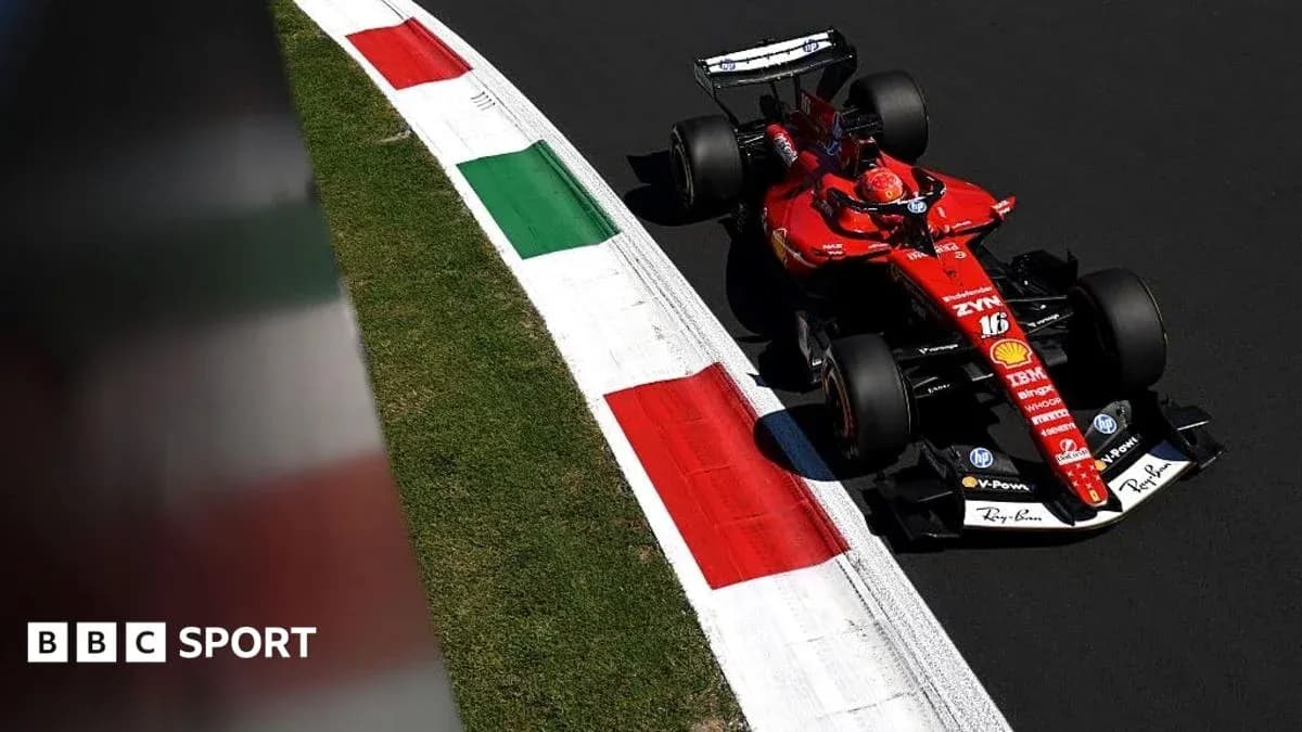 Coche de Fórmula 1 pasando por curva en pista