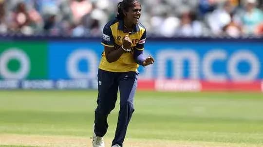 Jugadora celebrando tras tomar un wicket en partido