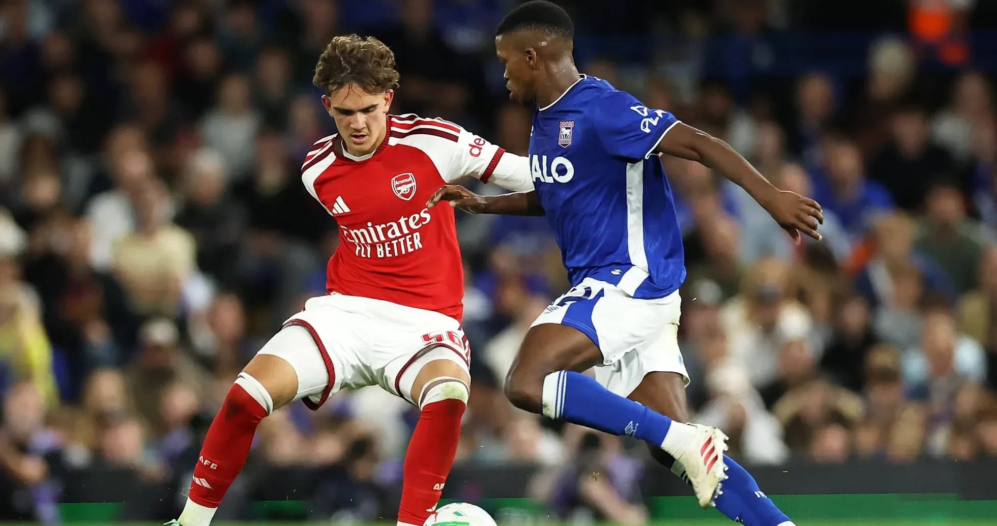 Jugador de Arsenal y de Ipswich luchando por el balón