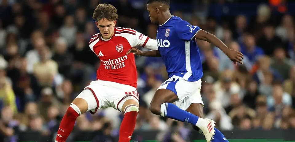 Jugador de Arsenal y de Ipswich luchando por el balón