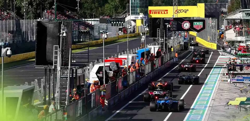 Varios coches de Fórmula 1 en pits durante carrera